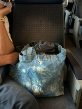 Load image into Gallery viewer, Tie-dye Recyclé à Porter Large Tote
